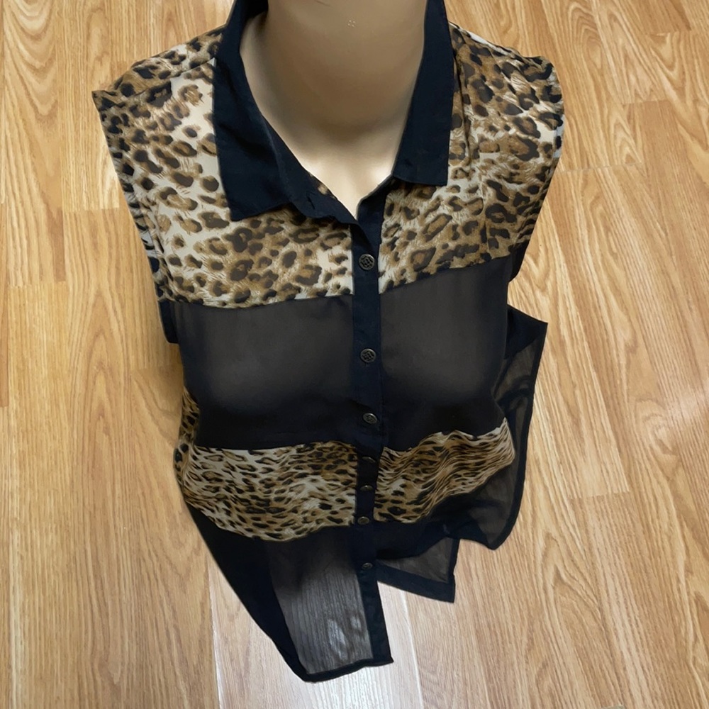 E M size M leopard Blouse/Vest Either way you like it!